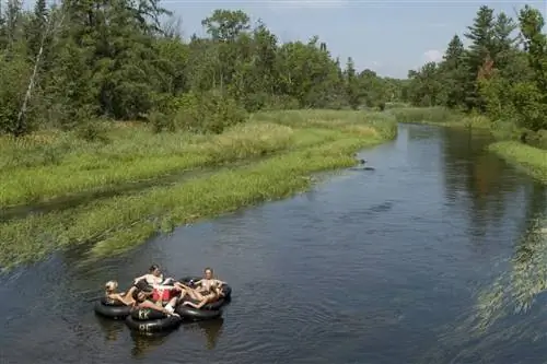 Популярным развлечением на северо-западе Миннесоты является катание на трубах по реке Оттер-Тейл.