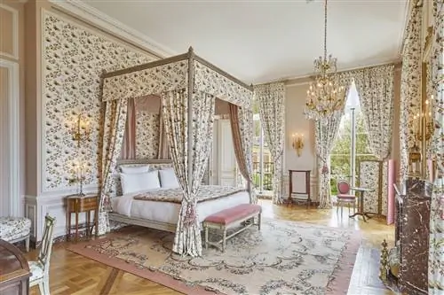 Побег в другой век полностью в Le Grand Control в Версальском замке.