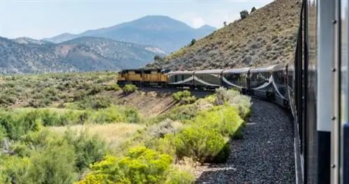 В поезде скалистых альпинистов, видя Запад и не спеша