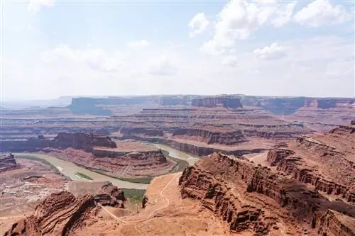 Гости Rocky Mountaineer могут заняться различными видами деятельности до и после поездки на поезде, например, посетить государственный парк Dead Horse Point, откуда открывается вид на национальный парк Каньонлендс недалеко от Моава, штат Юта.