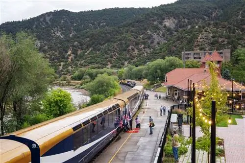 Двухдневная поездка на поезде включает ночевку в историческом курортном городке Гленвуд-Спрингс, штат Колорадо.