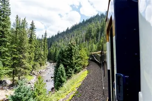 Скалистый альпинист проходит через пустынные каньоны, речные долины и густые леса в течение двух дней.