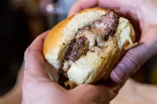 В бургере Jucy Lucy сыр кладут внутрь котлеты, а не сверху.