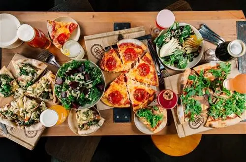 Возьмите пиццу и пиво, приготовленное в Terramar, пивоваренном заводе, который использует местные ингредиенты и поддерживает сообщество.