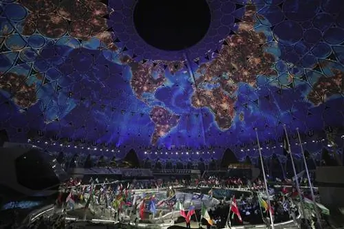 Художники несут национальные флаги во время церемонии открытия Dubai Expo 2020, 30 сентября 2021 года.