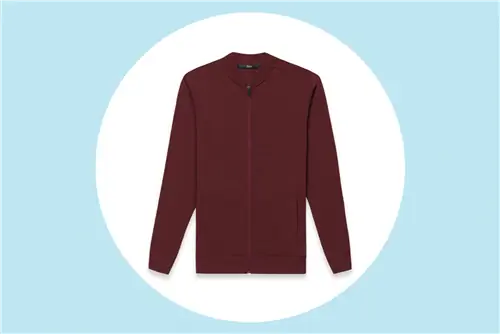 Женская модель Shake Lite в стиле бомбардировщика доступна в цвете «Deepest Red», который можно увидеть здесь, а также в более нейтральных оттенках, таких как черный и оливково-зеленый.