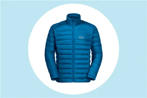 Куртка JWP Down доступна в четырех цветах для мужчин, в том числе «Blue Pacific», показанном здесь, и в шести цветах для женщин.