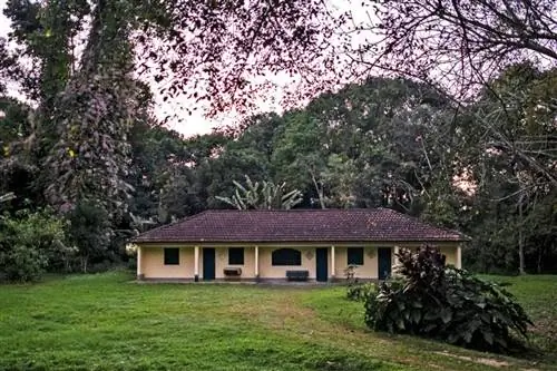 Гражданские ученые Земного дозора во время экспедиции спят в простых гостевых домиках.