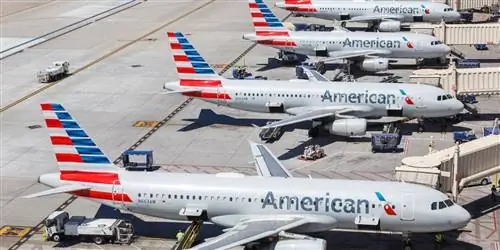 Почему American Airlines только что отменила сотни рейсов