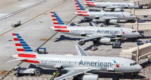 Почему American Airlines только что отменила сотни рейсов
