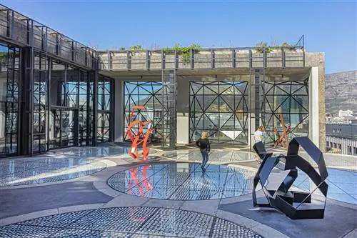 Zeitz MOCAA стал местом назначения в Кейптауне, Южная Африка.