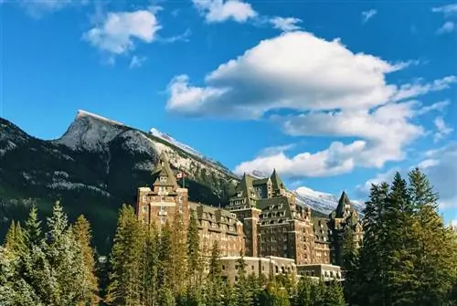 Отель Fairmont Banff Springs заслуживает внимания, даже если вы не остаетесь в нем на ночь.