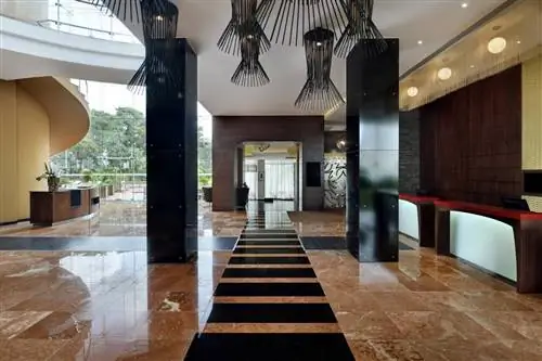 Просторный холл отеля Accra Marriott.