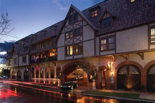 Уютный отель Grand Bohemian Hotel Asheville удобно расположен для прогулок на свежем воздухе и за его пределами.
