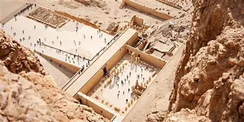 Выйдите на улицу в Луксоре, Египет, чтобы пройтись среди королей
