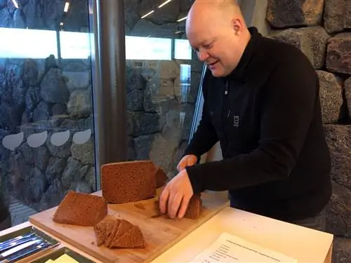 Сигги режет вулканический хлеб