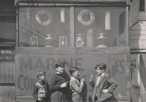 Рядом с рыбным рынком Фултона, Нью-Йорк, 1946 год.