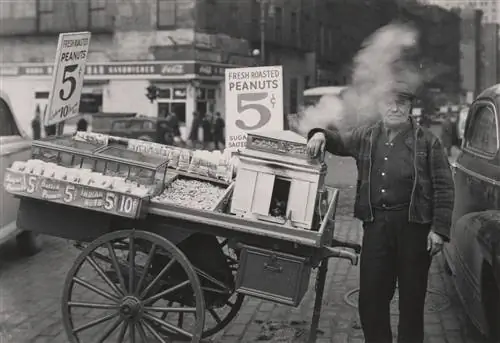 Батарея, Нью-Йорк (торговец арахисом), 1945 год.