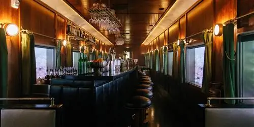 В баре Train в стиле Speakeasy, который расположен в торговом центре Desert Strip?