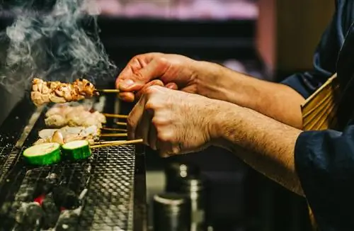 В традиционном якитори используются почти все части курицы.
