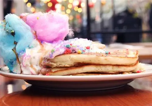 В закусочной Maxie’s блины подаются с начинками, подходящими для детей, такими как сладкая вата и Fruity Pebbles. В закусочной Maxie’s блины подаются с начинками, подходящими для детей, такими как сладкая вата и Fruity Pebbles.