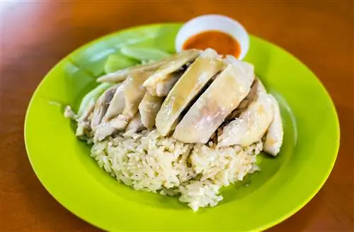 Тарелка куриного риса от Tian Tian Hainanese Chicken Rice Тарелка куриного риса от Tian Tian Hainanese Chicken Rice