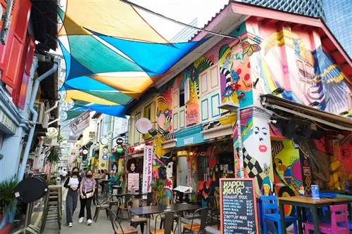 Покупки в бутиках, сопровождаемые призывом к молитве в мечети в Кампонг-Гламе.