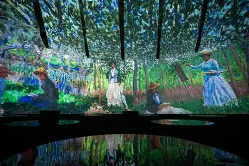 «Beyond Monet» встроила в свою экспозицию меры безопасности COVID, такие как станции для дезинфекции рук и социальное дистанцирование.