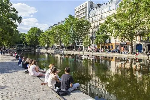 В хорошую погоду можно посетить канал Сен-Мартен в Париже.
