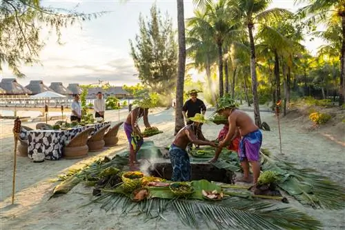 В Конрад-Бора-Бора есть традиционная подземная печь из кокосовых листьев и камней (называемая ахи маа).