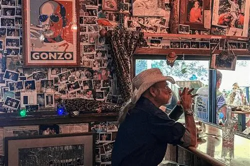 Поклонники Томпсона, совершающие паломничество в Вуди-Крик, штат Колорадо, не должны пропустить напиток (и, возможно, пару сказок) в таверне Вуди-Крик, когда-то излюбленном месте Томпсона.