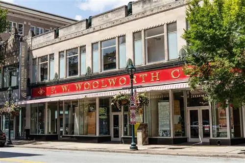 Международный центр и музей гражданских прав расположен в здании Вулворта, где в 1960 году четыре борца за гражданские права сидели за обеденной стойкой «только для белых» и начали сидячую забастовку.