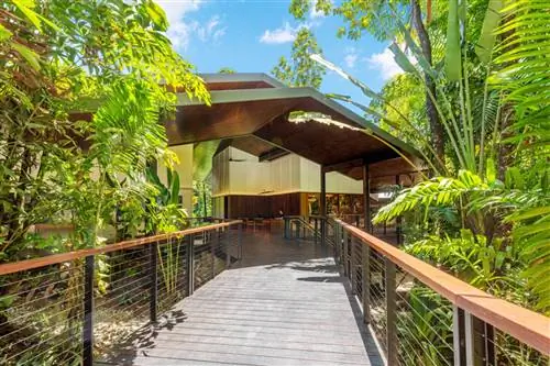 После разрушительных лесных пожаров 2020 года в декабре 2021 года вновь открылся Silky Oaks Lodge с 40 роскошными домами на деревьях.