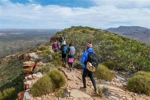 Уйдите от всего этого на 143-мильной тропе Ларапинта в Северной территории Австралии.