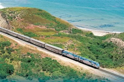 Береговая линия Тихого океана является одним из основных моментов поезда Coast Starlight.