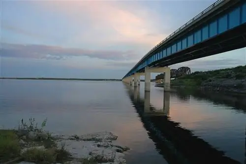 Sunset Limited проходит над водохранилищем Амистад в западном Техасе.