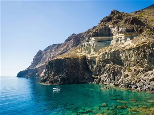 Пантеллерия, популярная среди финикийцев и модников, находится на полпути между Италией и Тунисом.