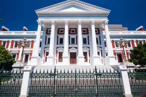 Расположенный на одной из старейших винодельческих ферм страны, Южноафриканский музей является домом для увлекательных исторических винных погребов.