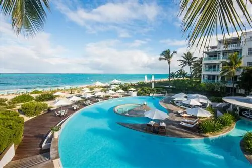 The Palms сочетает в себе классический карибский декор и прекрасный вид.