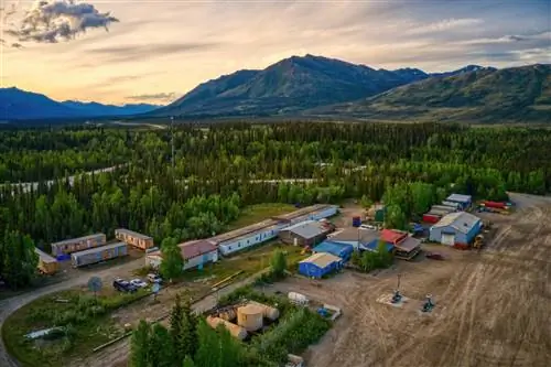 Город Колдфут, Аляска и горы вдалеке на закате