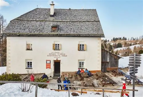 На более тихой стороне горы лыжники отдыхают возле Rifugio Santa Croce, традиционного семейного курорта, который работает уже несколько поколений.