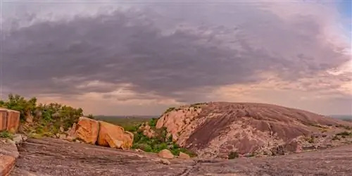 Enchanted Rock, расположенный примерно в двух часах езды от Остина, является одним из самых знаковых парков штата.