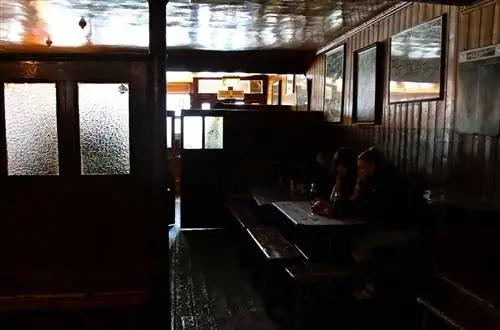 Интерьер паба Gravediggers в Дублине