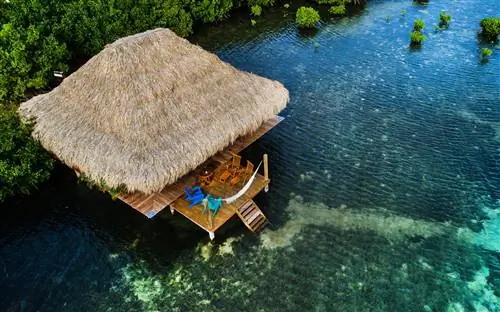 Остановитесь в единственных на острове бунгало над водой в комплексе Aruba Ocean Villas.