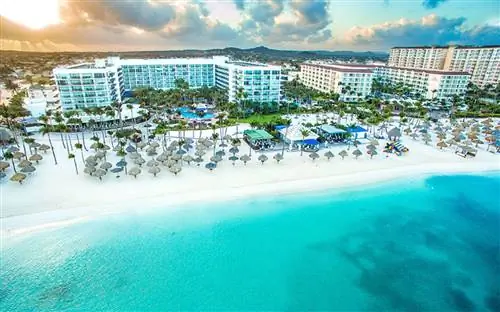 В просторном отеле Aruba Marriott находится крупнейшее на острове казино и спа-салон.