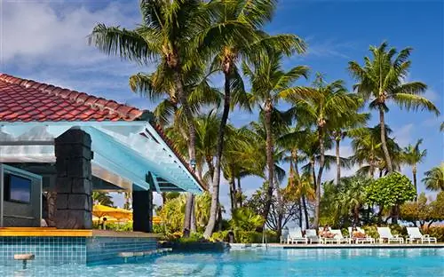 В дополнение к бару у кромки бассейна в отеле Hyatt Regency есть водопады, джакузи и двухэтажная горка.