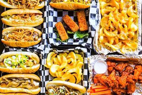 Возьмите собаку в одном из многочисленных заведений Jim's Gourmet Hot Dogs в Денвере.