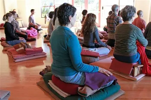 Калифорнийский Spirit Rock предлагает программы медитации и ретриты с проживанием от четырех ночей до двух месяцев.