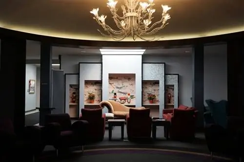 Зал в ангаре JSX Oakland.