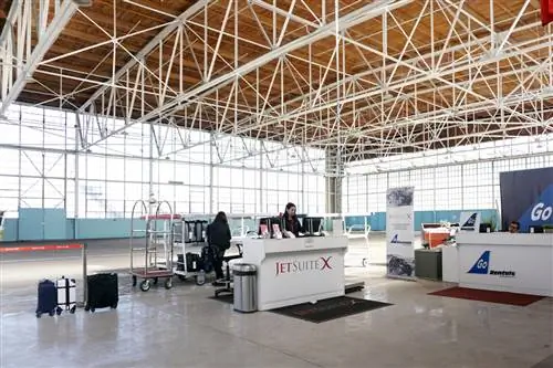 JSX предоставляет услуги аренды автомобилей Go Rentals в ангаре Бербанка.